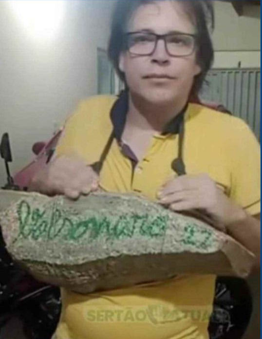 Homem se junta a caminhada de Nikolas com pedra de 25 kg amarrada ao pescoço e vídeo viraliza