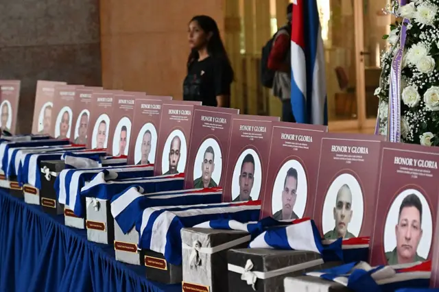 Corpos dos 32 mercenários cubanos mortos em combate ao fazer a segurança de Maduro são sepultados