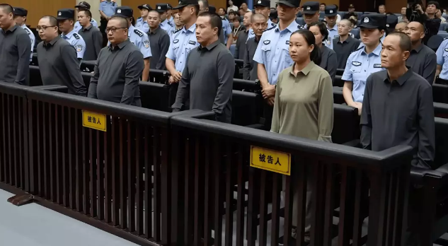 Justiça chinesa executa onze membros de organização criminosa responsável por golpes bilionários