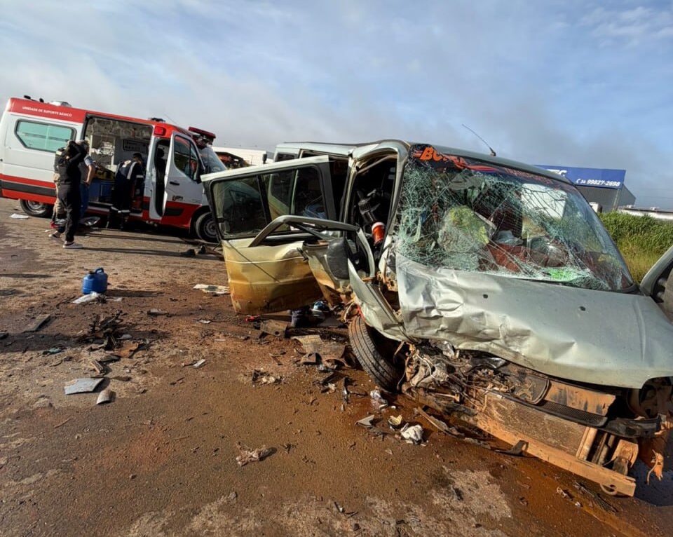 TRAGÉDIA: Acidente frontal entre carro e van deixa três mortos e 11 feridos em Rio Paranaíba