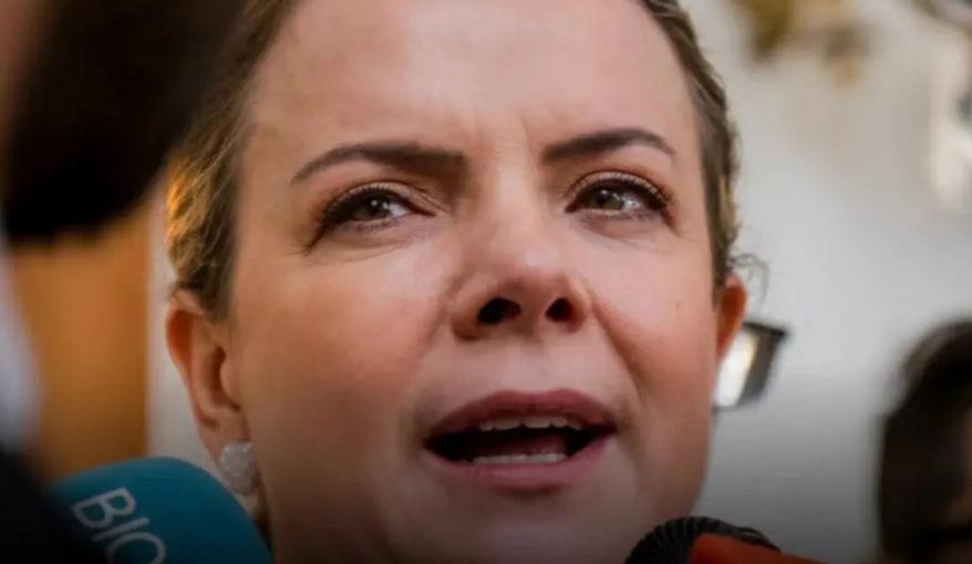 Ministra do PT, Gleisi Hoffmann, diz que criticar uso de dinheiro público por Lula em escola de samba é racismo