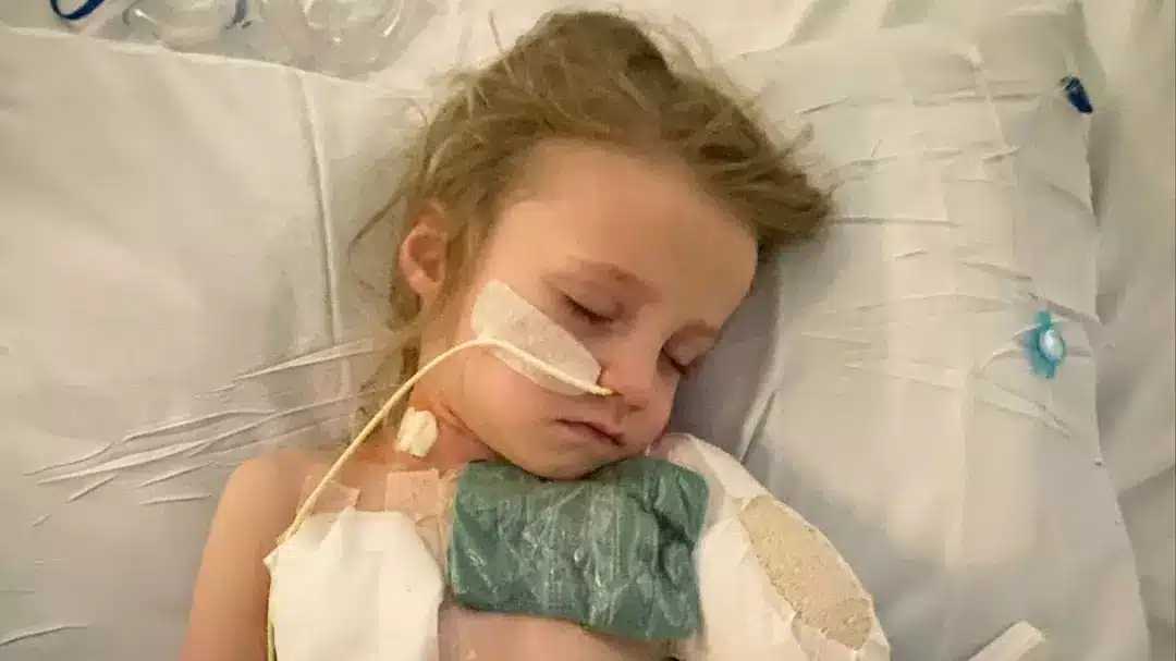 Menina de seis anos recebe apenas semanas de vida após uma “torção no braço” se revelar câncer