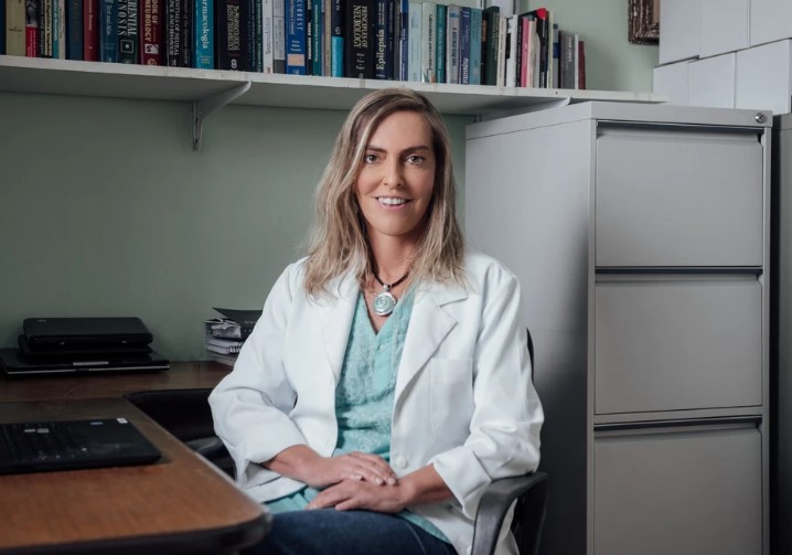 Cientista brasileira desenvolve vacina que faz paraplégicos voltarem a andar