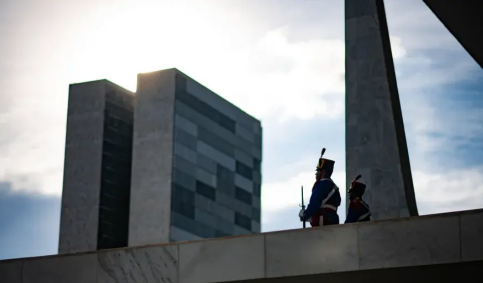 Homem e detido apos se despir e correr em direcao ao Congresso Nacional