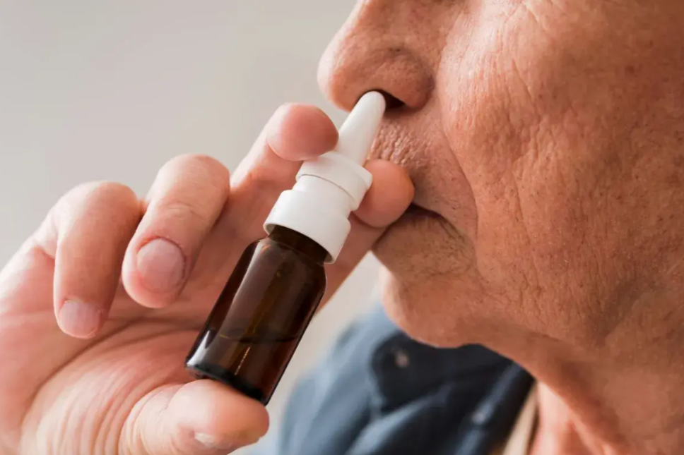 Vacina em spray nasal promete proteção contra Covid, gripe e pneumonia