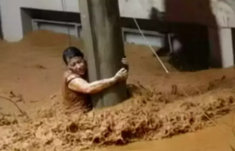 Mulher que ficou mais de 3h agarrada em poste durante enchentes em MG: ‘Não deixa eu morrer afogada’