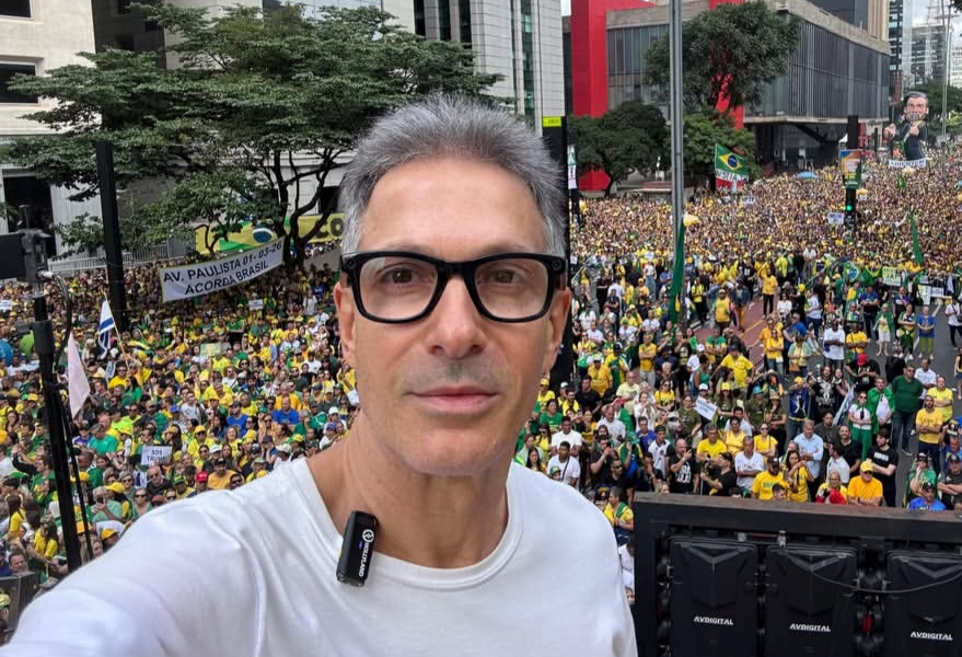 Zema recebe críticas após viagem para manifestação em São Paulo durante chuvas intensas em Minas Gerais