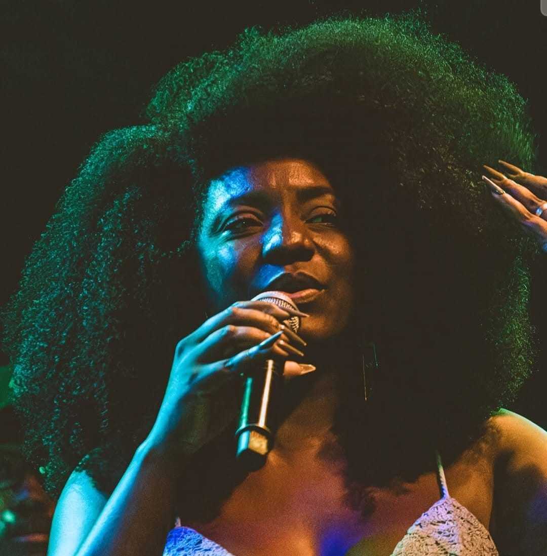 Adriana Araujo, sambista mineira, morre aos 49 anos