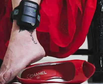 Blogueira Laryssa Oliveira deixa sede da Polícia Federal em Ipatinga com tornozeleira eletrônica