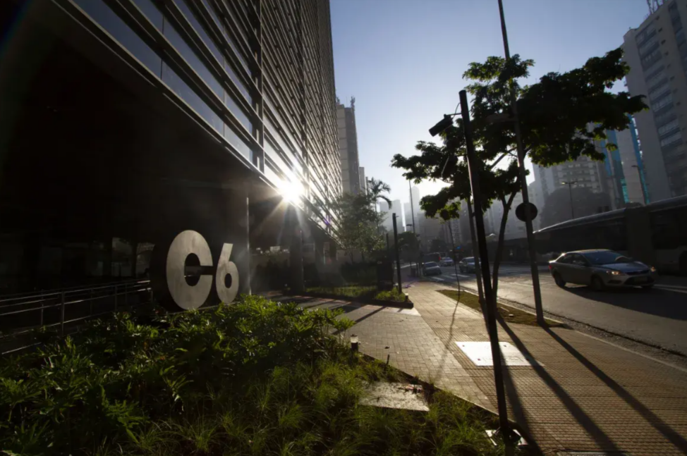 INSS suspende consignado do Banco C6 por cobranças indevidas com impacto para beneficiários