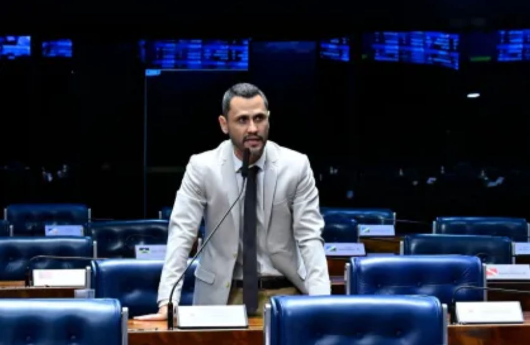 Ala do PL articula filiação do senador Cleitinho para fortalecer palanque de Flávio Bolsonaro em Minas Gerais