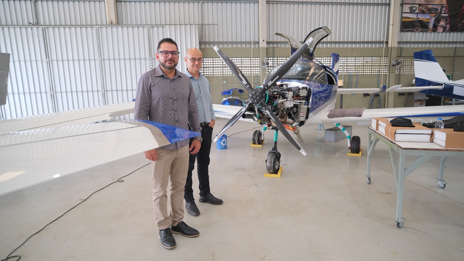 Prefeito de Santana do Paraíso visita fábrica de aeronaves no Espírito Santo para atrair investimentos ao Vale do Aço