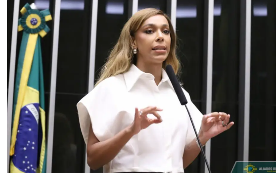 Erika Hilton aciona AGU contra deputado Nikolas por distorção em projeto sobre misoginia