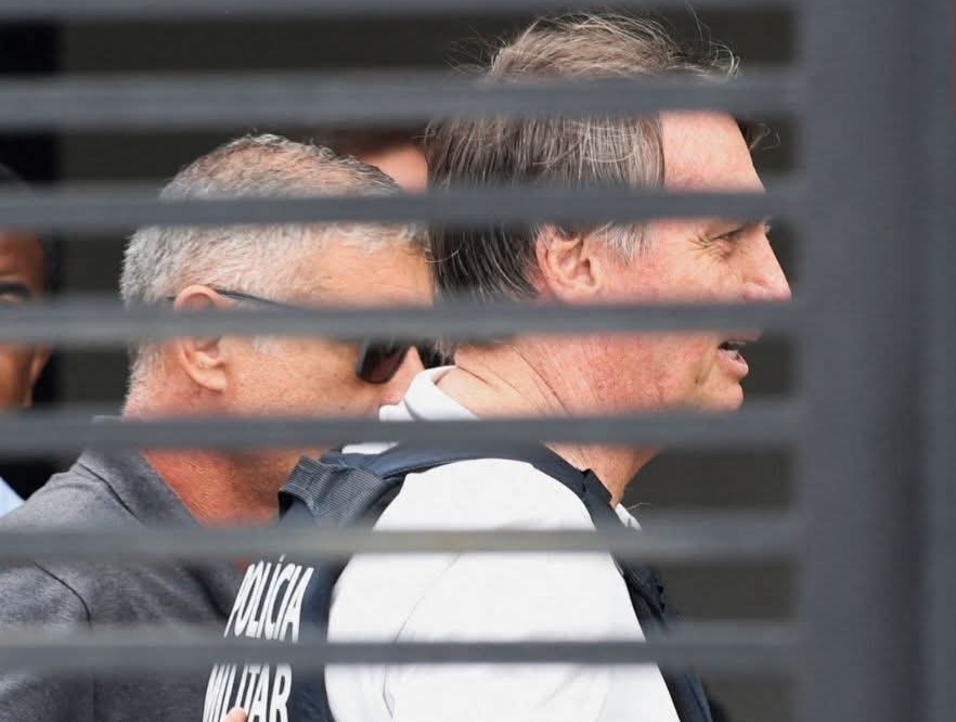 Bolsonaro recebe alta e inicia cumprimento de prisão domiciliar após decisão de Moraes