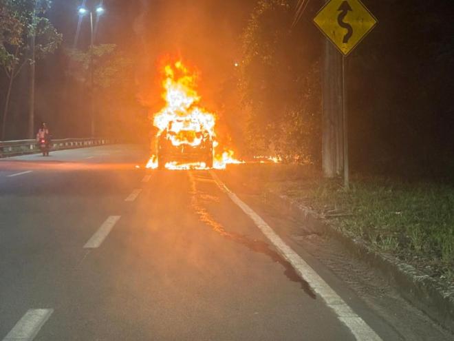 Bombeiros combatem incêndio em veículo de passeio no Morro da Usipa em Ipatinga