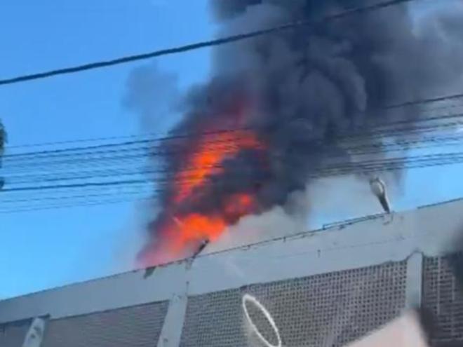 Incêndio atinge área externa do Hospital Márcio Cunha em Ipatinga e mobiliza equipes de emergência