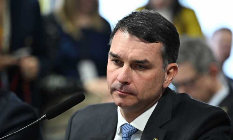 Flávio Bolsonaro discursa no CPAC e pede pressão diplomática dos Estados Unidos sobre eleições no Brasil