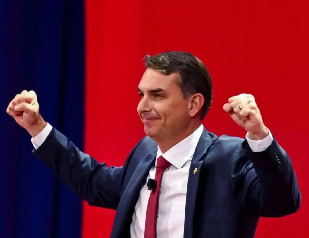 Flavio Bolsonaro adota tom antissistema na CPAC e se define como versao 2.0 do pai