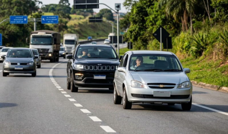 Motoristas que dirigem devagar na faixa da esquerda deveriam conhecer o art. 198 do CTB