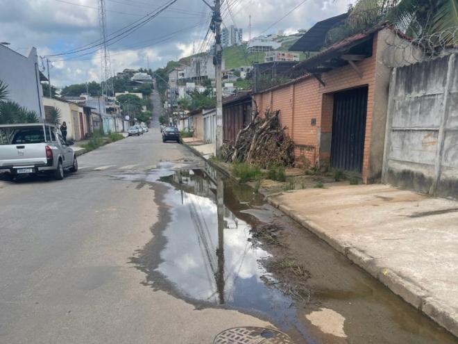 Moradores do bairro Giovanini em Coronel Fabriciano denunciam focos de dengue por água parada