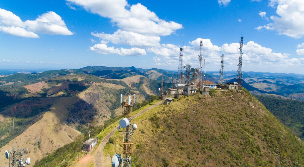 INICIO Erguendo-se majestosamente a cerca de 970 metros de altitude, o Pico do Ana Moura não é apenas o ponto mais alto de Timóteo, mas um dos maiores s...
