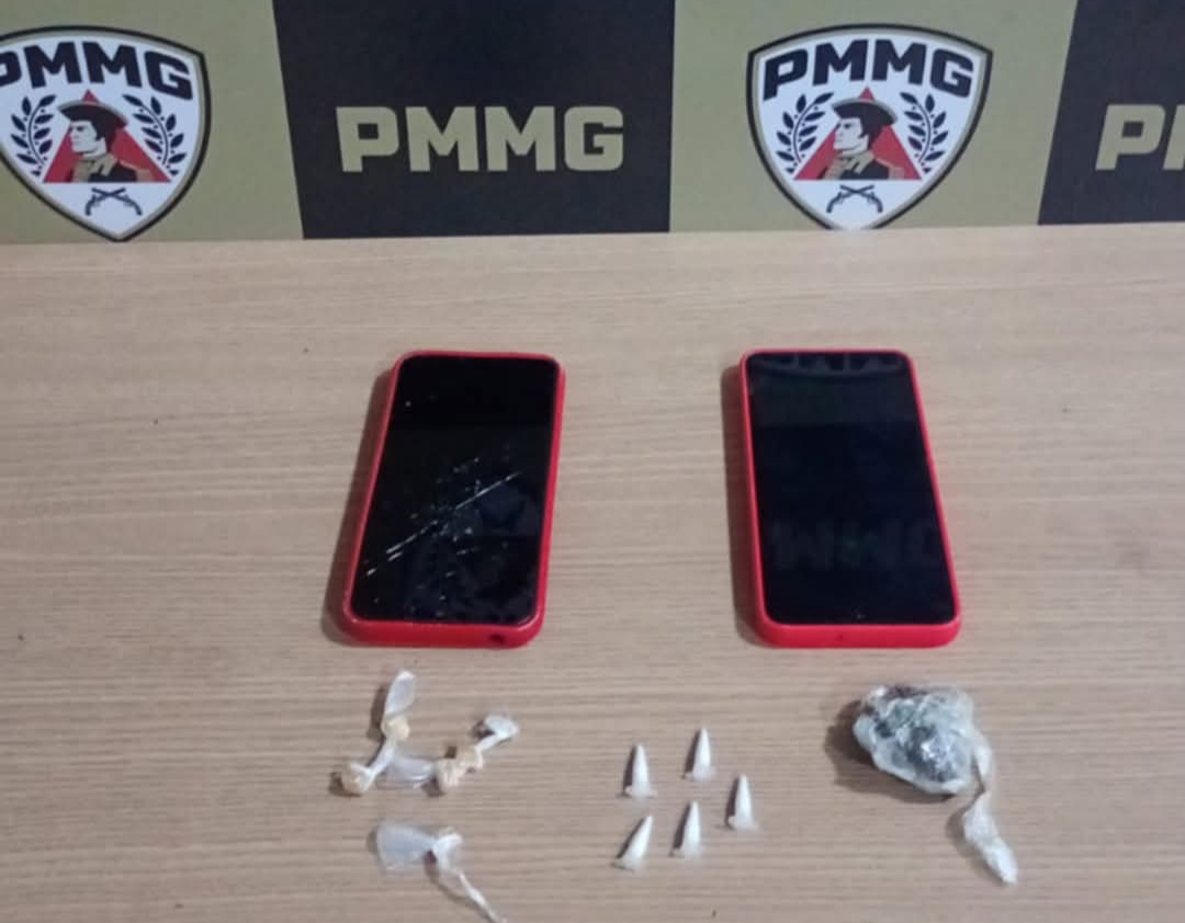 Um jovem de 21 anos foi preso por tráfico de drogas na madrugada desta sexta-feira em Vargem Alegre, Minas Gerais. A detenção ocorreu por volta de 0h40 ...