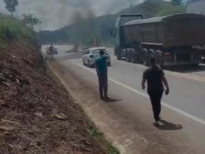 Um grave acidente envolvendo uma motocicleta e um caminhão resultou na morte de um homem de 45 anos e na interdição da BR-381, na altura do km 344, em J...