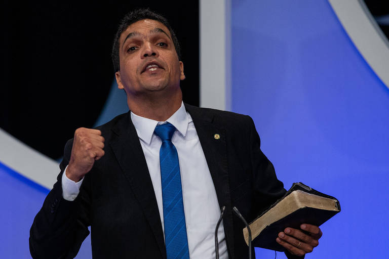 O cenário político nacional ganha um novo contorno com o anúncio do ex-deputado federal Cabo Daciolo. Ele confirmou nesta sexta-feira (3) sua filiação a...