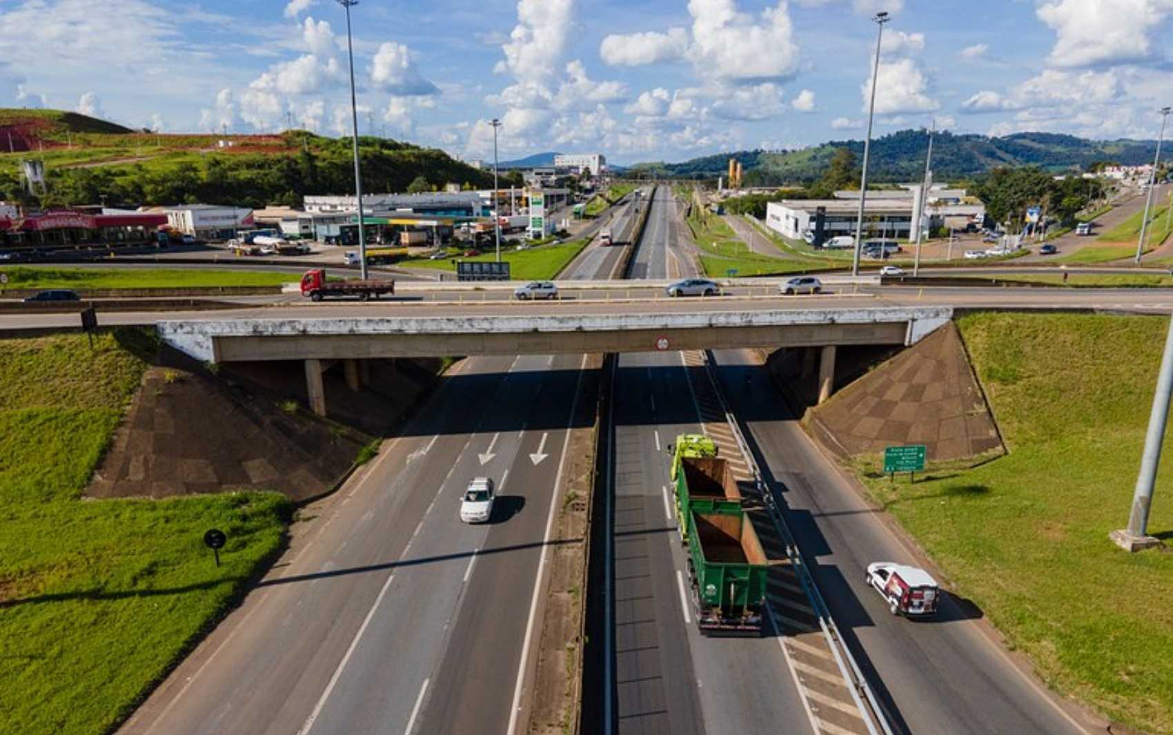 A concessionária Motiva MG-SP assumiu oficialmente nesta sexta-feira (3) a administração da Rodovia Fernão Dias (BR-381), um dos principais eixos rodovi...