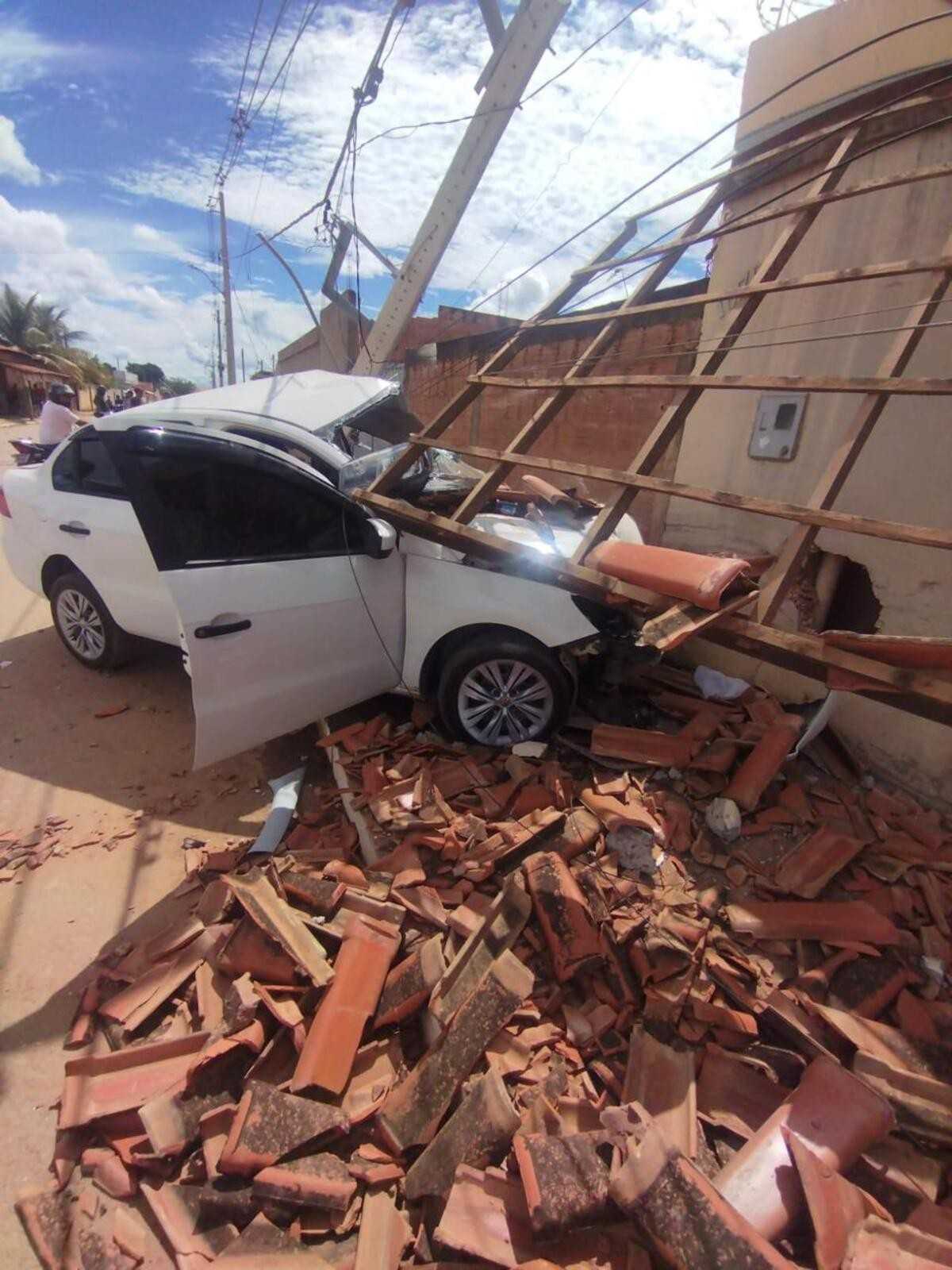 Uma tragédia abalou Capitão Enéas, no Norte de Minas Gerais, nesta sexta-feira (3), quando dois homens perderam a vida em um grave acidente de carro. Um...