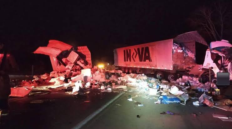 Uma trágica colisão entre um carro de passeio e uma carreta bitrem na BR-262, no quilômetro 499, em Moema, na Região Central de Minas Gerais, resultou n...