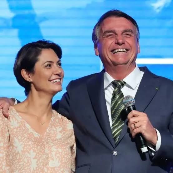 A ex-primeira-dama Michelle Bolsonaro atualizou o quadro de saúde do ex-presidente Jair Bolsonaro neste sábado (4), informando sobre uma melhora signifi...