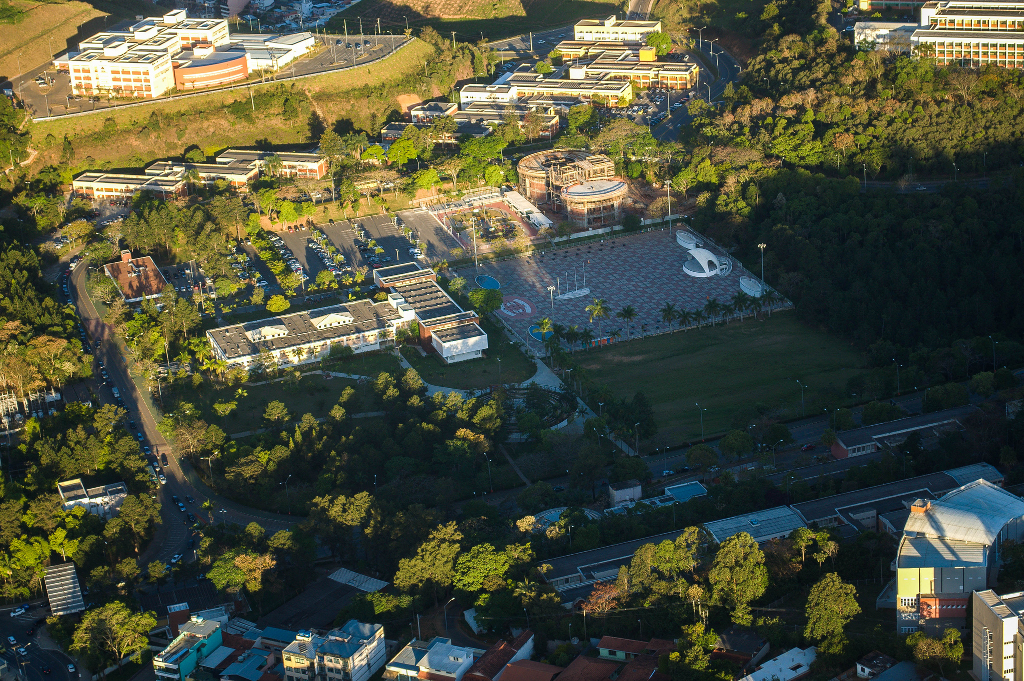 O crescimento acelerado de Juiz de Fora impõe desafios históricos à mobilidade urbana, e um dos epicentros dessa questão é o Campus da Universidade Fede...