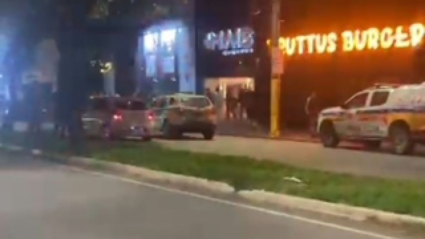 Dois seguranças foram feridos em uma briga generalizada ocorrida na madrugada deste sábado (4), em uma casa de shows situada na Avenida Carlos Chagas, n...