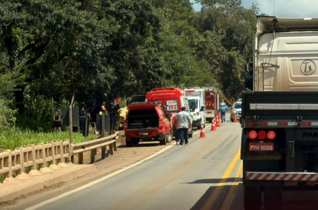 Uma colisão frontal entre um carro de passeio e um caminhão de transporte de leite resultou na morte de um casal na BR-262, em Moema, na Região Central ...