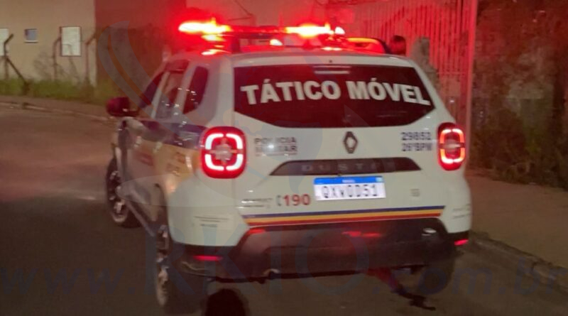 Um homem de 48 anos foi preso em Itabira, na tarde de quarta-feira (1º), suspeito de furtar um aparelho celular de dentro de um veículo. A ação rápida d...