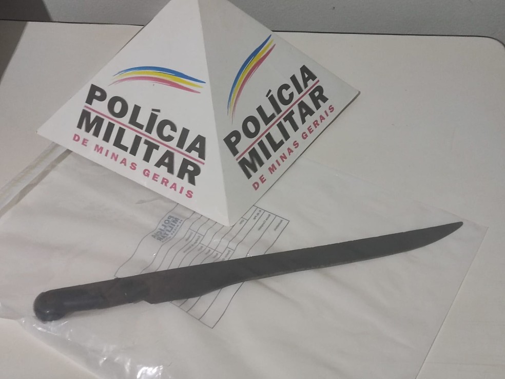 Uma mulher de 20 anos foi detida na manhã deste domingo (5) em Coronel Fabriciano, no bairro Santa Cruz, após ser acusada de ameaçar a própria irmã com ...