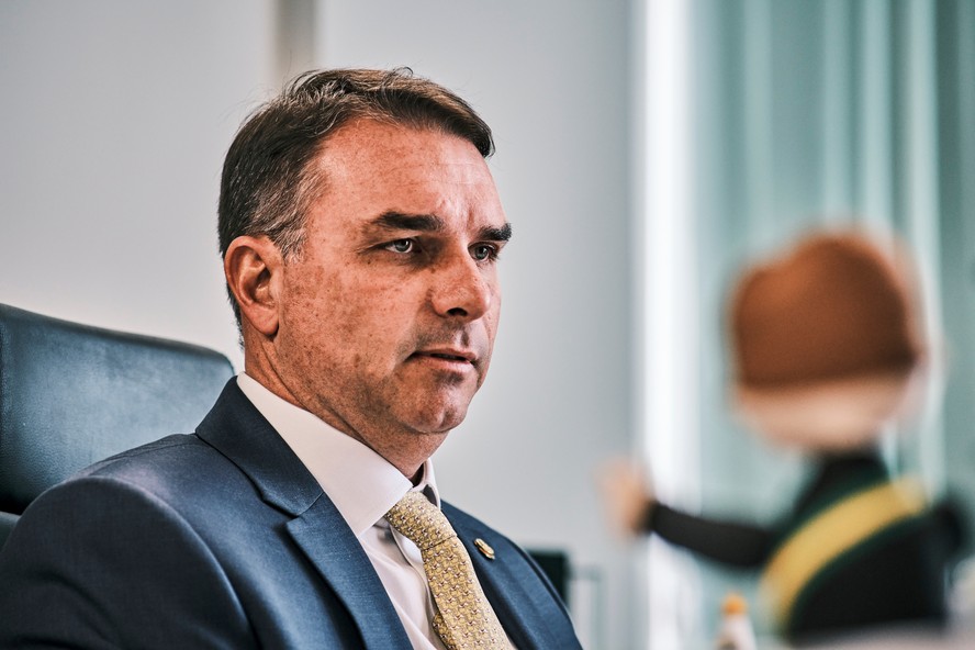 O senador Flávio Bolsonaro (PL-RJ), pré-candidato do Partido Liberal à Presidência da República em 2026, sinalizou sua preferência por uma mulher para a...