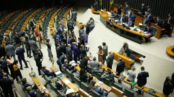 Uma Proposta de Emenda à Constituição em articulação no Congresso Nacional pretende alterar radicalmente a forma de remuneração de parlamentares em muni...
