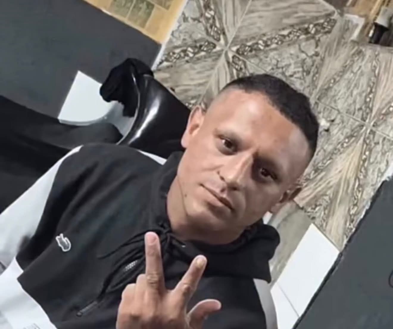 Um homem de 30 anos foi assassinado na noite desta sexta-feira (10) na Praça Manoel Joaquim Teodoro, no Centro de Imbé de Minas. O crime aconteceu por v...
