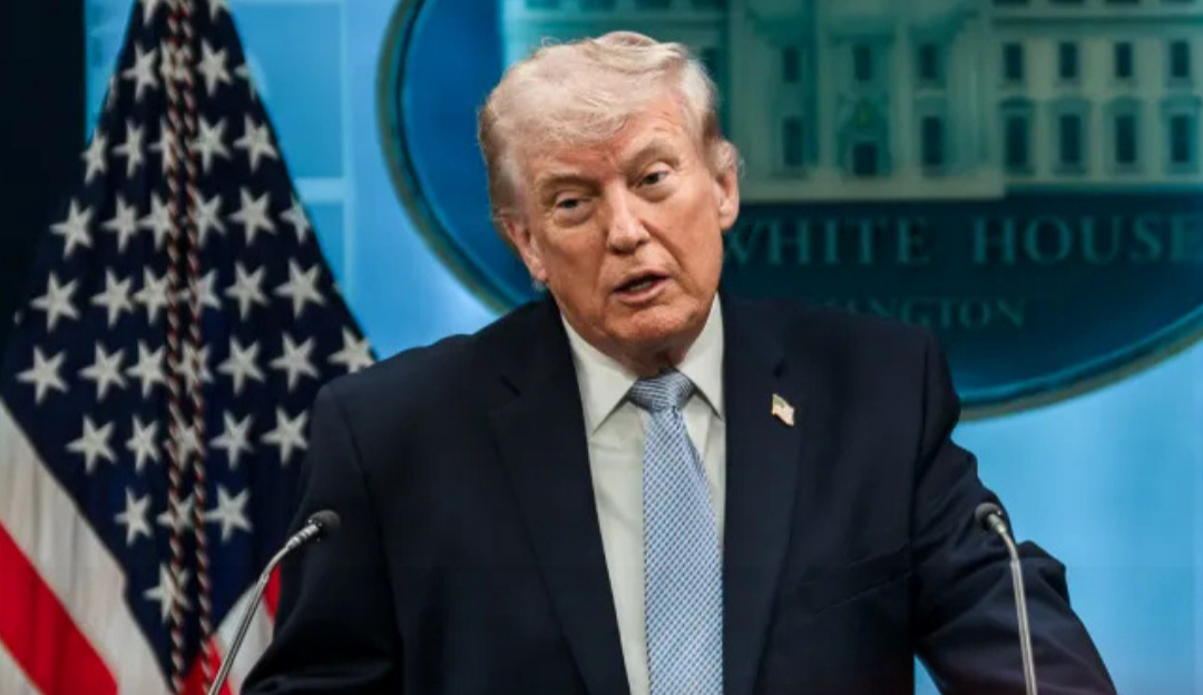 O ex-presidente dos Estados Unidos, Donald Trump, anunciou neste domingo (12) a imposição de um bloqueio imediato ao Estreito de Ormuz. A declaração, ve...
