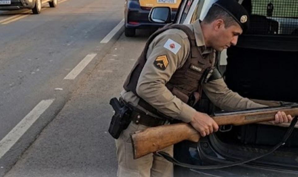 Um homem de 41 anos foi detido por porte ilegal de arma de fogo na manhã deste domingo, dia 12, durante uma fiscalização rotineira da Polícia Militar Ro...