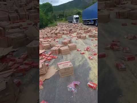 Uma carreta transportando grande volume de biscoitos se envolveu em um acidente na BR-116, nas proximidades do município de Itaobim. O incidente resulto...