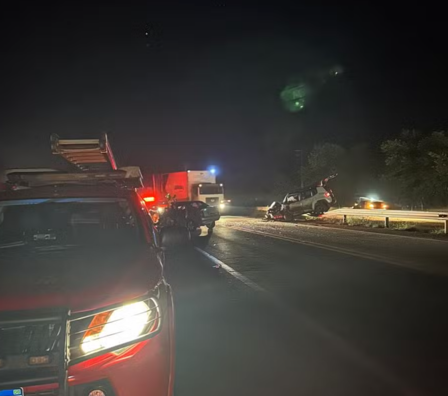 Uma trágica colisão frontal entre dois veículos na rodovia MG-050, em Itaúna, na noite da última sexta-feira (17), resultou na morte de uma pessoa e dei...