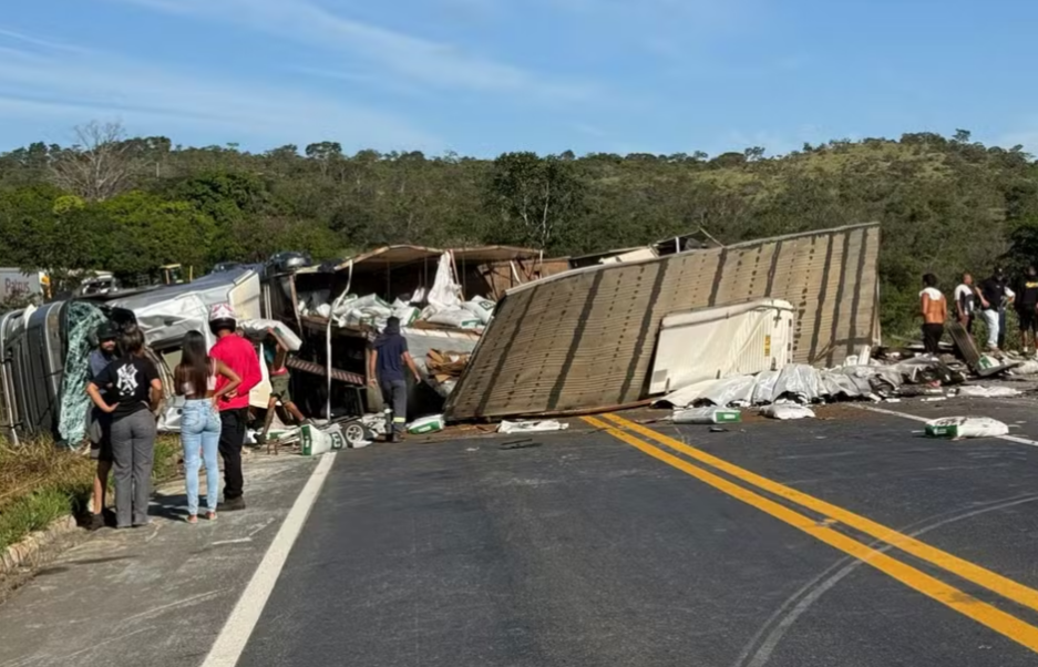 Um grave acidente automobilístico envolvendo uma carreta, um caminhão e um carro de passeio causou a morte de duas pessoas e deixou outras oito feridas ...