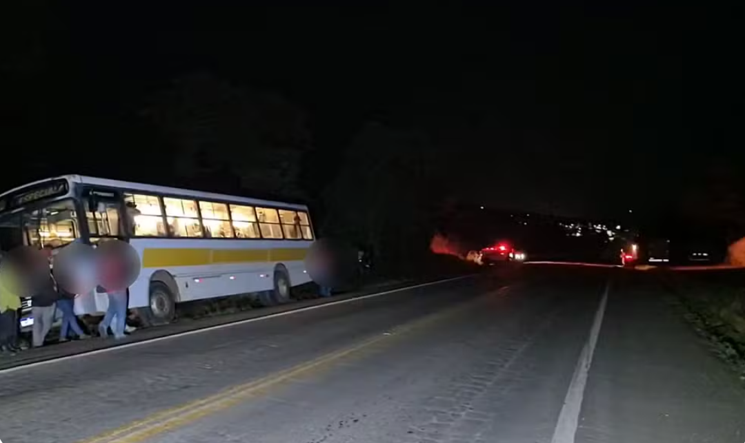 Uma mulher de 63 anos faleceu na noite desta sexta-feira (17) após ser atropelada por um caminhão na rodovia MG-446, no município de Alpinópolis, em Min...