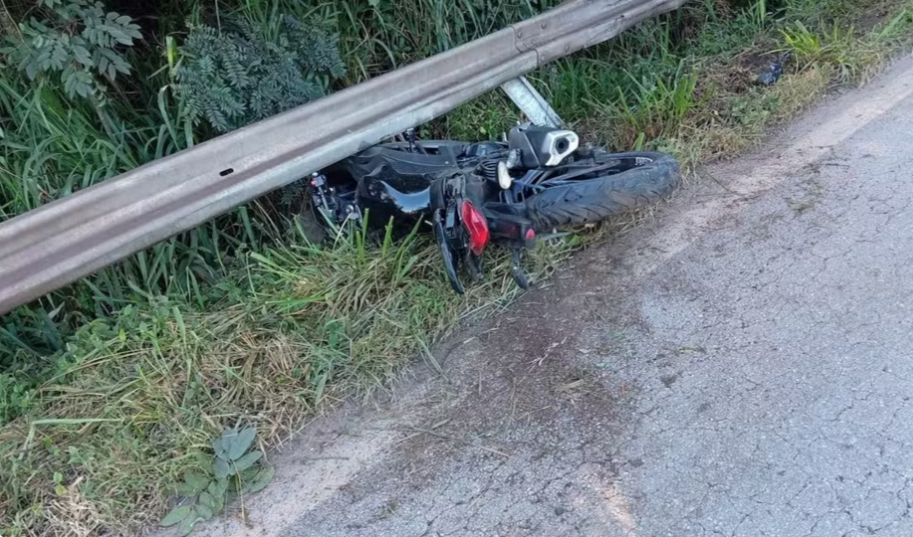 Um jovem motociclista de 23 anos perdeu a vida em um trágico acidente na manhã deste sábado (18), na BR-494, em Divinópolis. A fatalidade foi registrada...