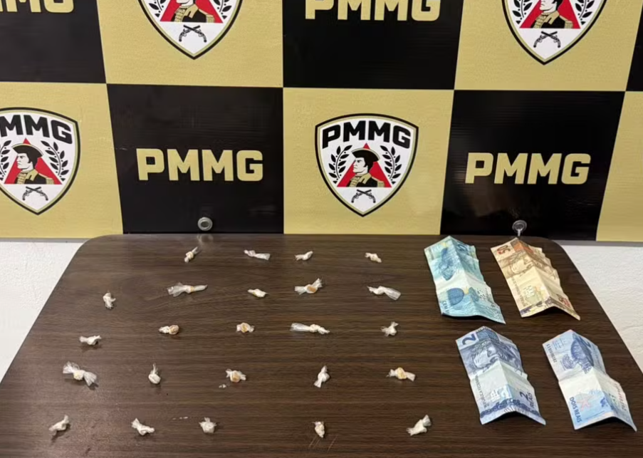 Em Central de Minas, localizada no Vale do Rio Doce, um homem de 28 anos foi detido em flagrante por tráfico de drogas, após uma tentativa frustrada de ...