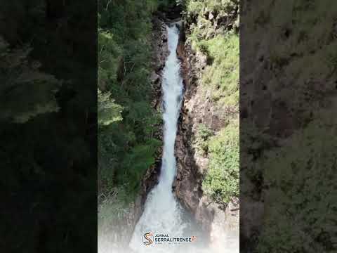 Serra do Salitre, em Minas Gerais, abriga um de seus mais notáveis patrimônios naturais: a Cachoeira da Peta. Publicada em 15 de abril de 2026, esta rep...