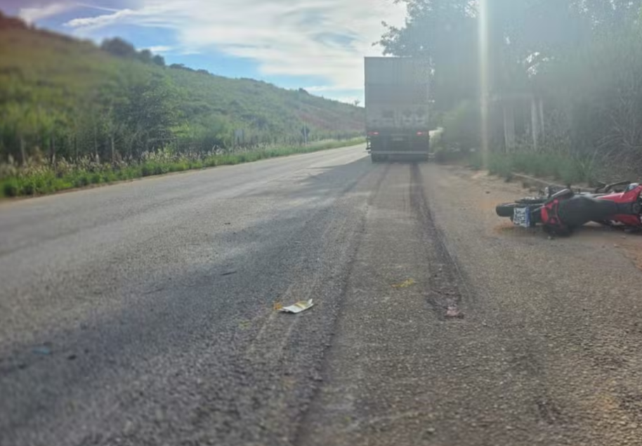 Uma jovem de 22 anos, identificada como Caroline Silva Wolff, perdeu a vida em um grave acidente envolvendo uma motocicleta, um carro e um caminhão. O f...